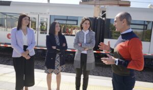 Rebeca Torró la consellera ha estado acompañada por la secretaria autonómica de Obras Públicas, Transportes y Movilidad Sostenible, María Pérez, y por la alcaldesa de Paiporta, María Isabel Albalat.